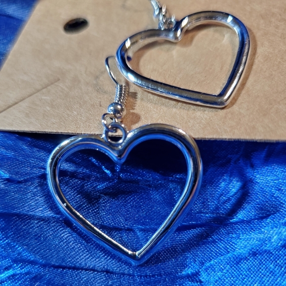 Silver Hollow Heart dangling earrings. Simple but so pretty. - Picture 1 of 3